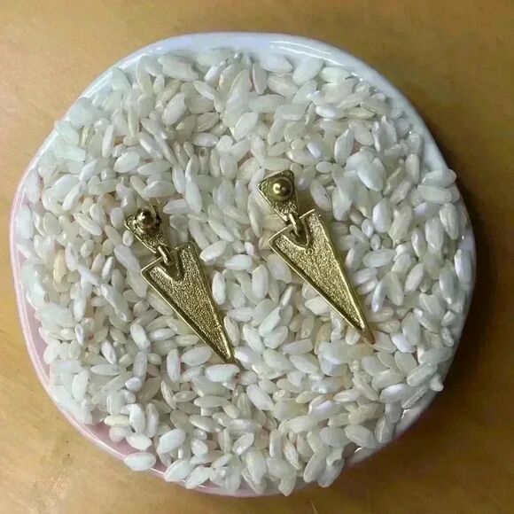 Vintage 1980’s Trifari triangle dagger earrings western feminine - Picture 5 of 5